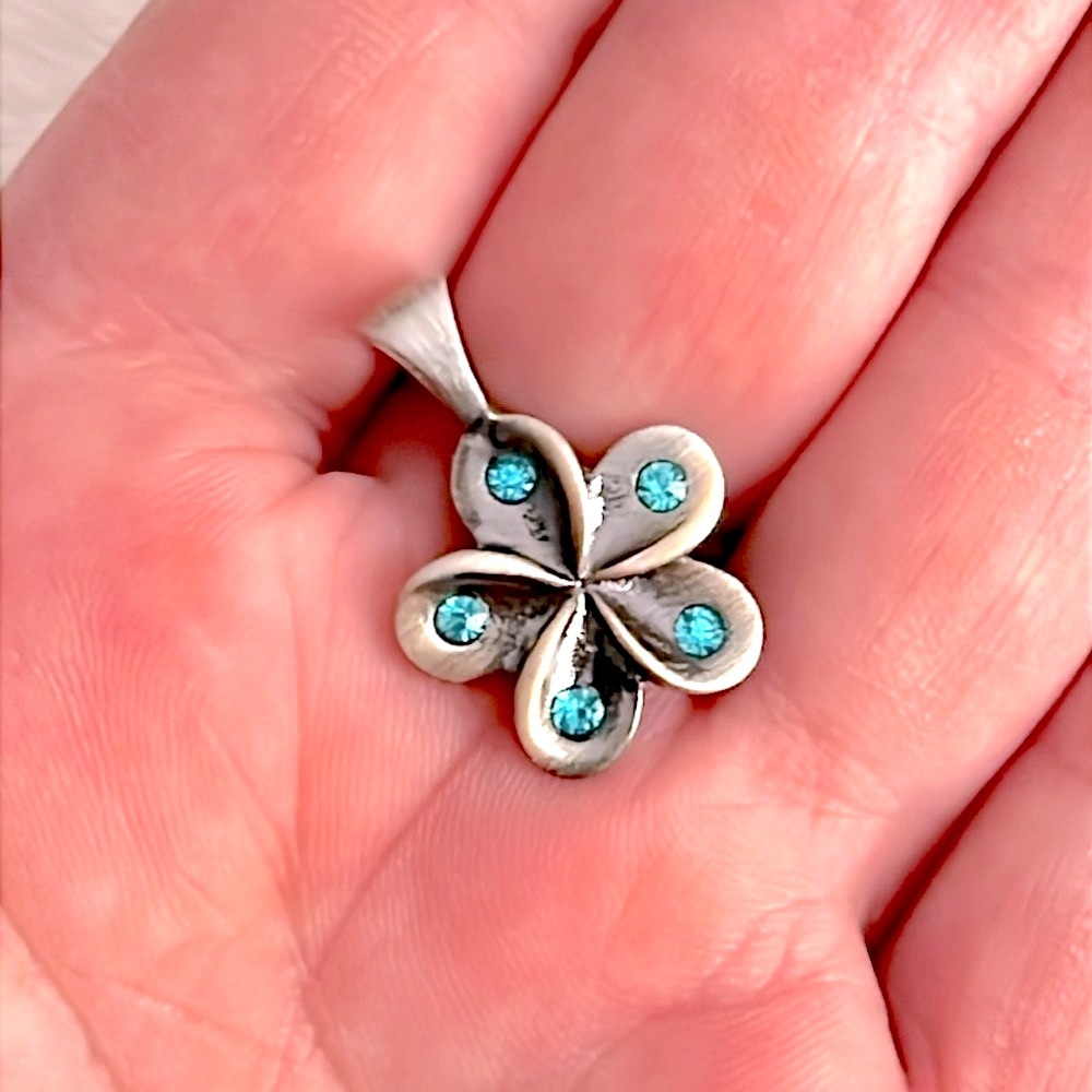 NWT 🌺 VM -WATERPROOF SILVER STAINLESS STEEL FLOWER PENDANT SLIDE w/BLUE CRYSTALS - Picture 3 of 8